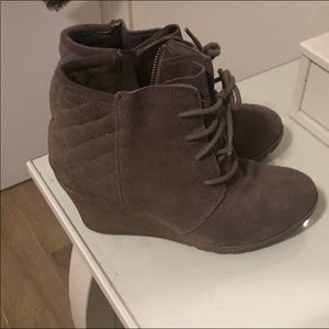 Taupe wedges with side zip and laces